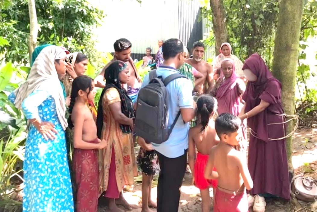 টাঙ্গাইলে স্ত্রীর স্বীকৃতির দাবি নিয়ে আসা তরুণীকে গাছে বেঁধে নির্যাতন Young woman tied to tree, tortured for demanding Onnetion