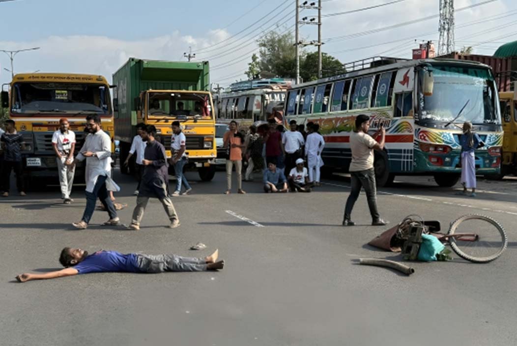 ছবি : সংগৃহীত। Dhaka-Chittagong highway blocked in protest after July fighters were lathicharged Onnetion