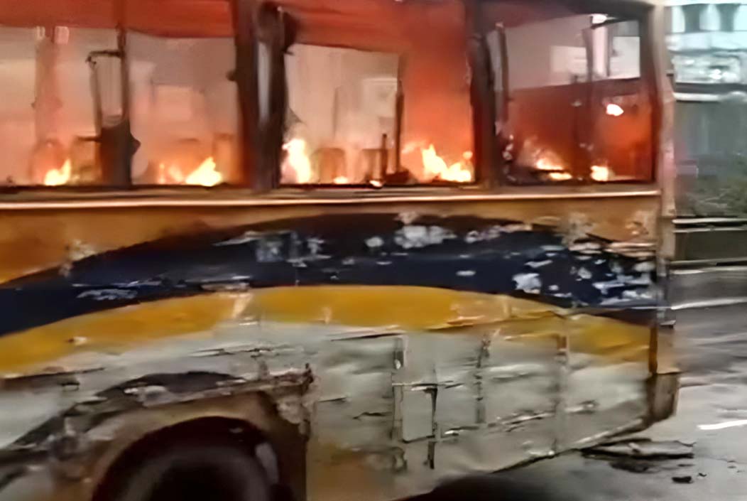 মিরপুরে যাত্রীবাহী বাসে আগুন Fire in passenger bus in Mirpur Onnetion