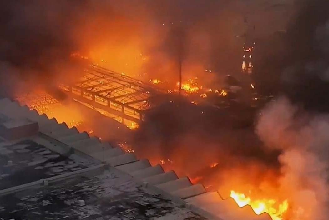 শাহজালালের কার্গো সেকশনে ভয়াবহ আগুন, নিয়ন্ত্রণে ৩৬ ইউনিট Massive fire breaks out in Shahjalal's cargo section, 36 units under control Onnetion