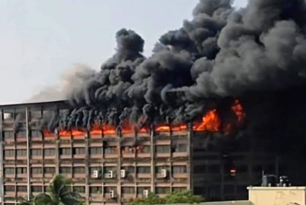 চট্টগ্রাম ইপিজেডে ভয়াবহ আগুন, নিয়ন্ত্রণে ১৭ ইউনিট Terrible fire in Chittagong EPZ, 17 units under control Onnetion