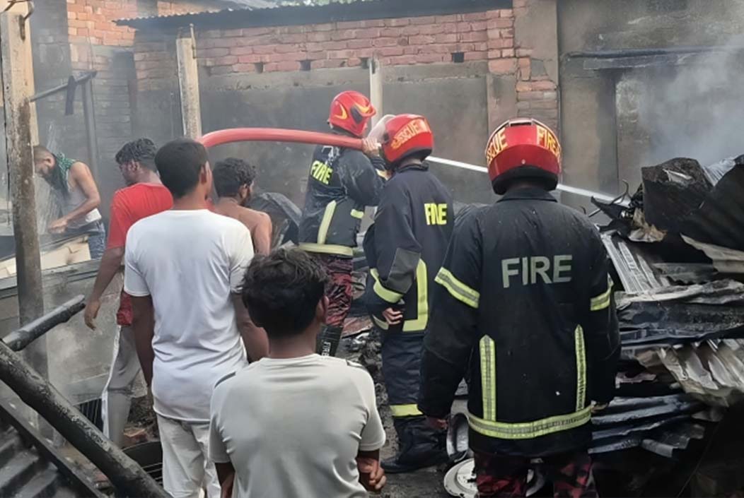 বগুড়ায় দুই পক্ষের সংঘর্ষ, আগুনে পুড়ল ২০ ঘর Two parties clash in Bogra, 20 houses burnt down in fire Onnetion