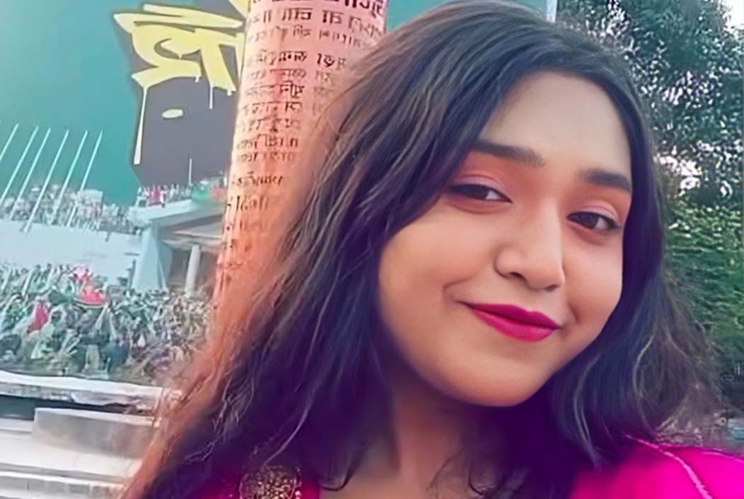 জুলাই স্মৃতিস্তম্ভের সামনে ‘জয় বাংলা’ স্লোগান, ভাইরাল সেই তরুণী গ্রেপ্তার Young woman arrested for shouting 'Joy Bangla' slogan in front of July Memorial, goes viral Onnetion