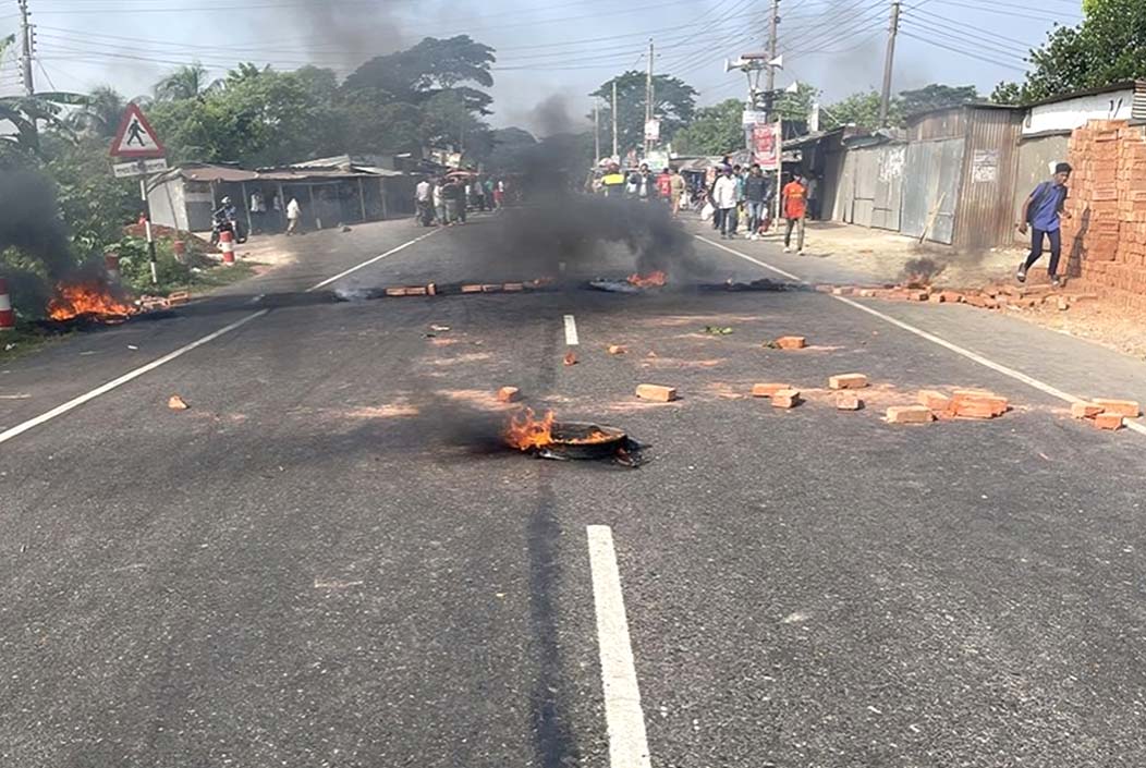 3 arrested after burning tires on highway in Bhanga Onnetion