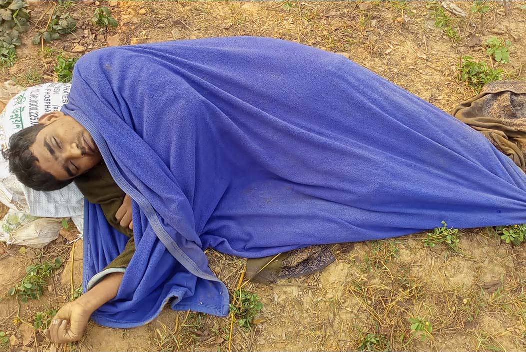 বগুড়ায় মহাসড়কের পাশে কম্বল মোড়ানো যুবকের মরদেহ উদ্ধার Body of young man wrapped in blanket recovered on the side of highway in Bogra Onnetion