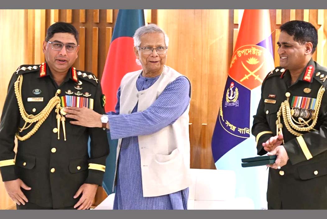 সশস্ত্র বাহিনী দিবসে সেনাপ্রধানকে ‘সেনাবাহিনী পদক’ দিলেন প্রধান উপদেষ্টা Chief Advisor presents 'Army Medal' to Army Chief on Armed Forces Day Onnetion