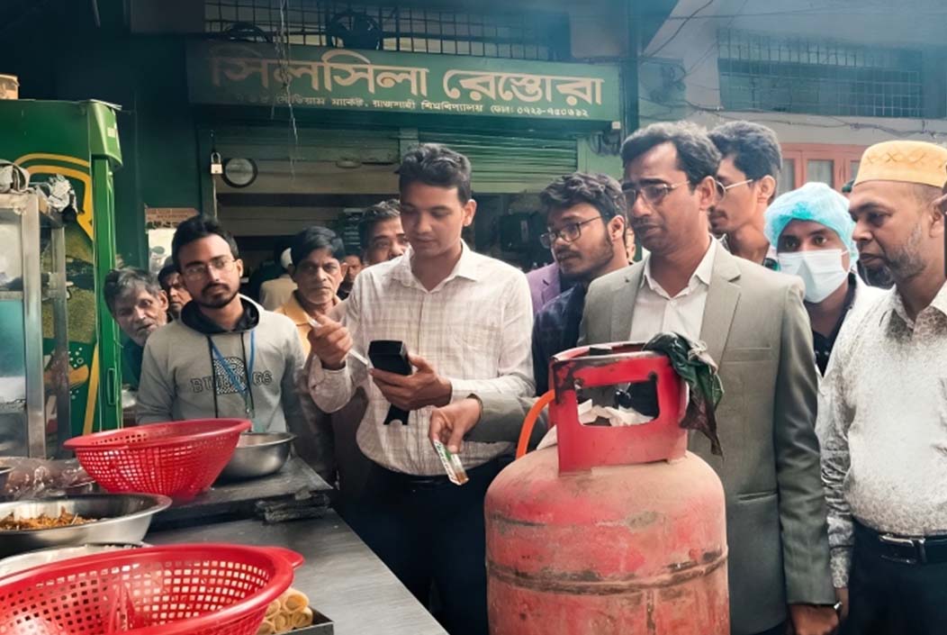 রাবিতে ভোক্তা অধিকারের অভিযান, অস্বাস্থ্যকর খাবারের অভিযোগে ৫ প্রতিষ্ঠানকে জরিমানা Consumer rights campaign in RU, 5 establishments fined for serving unhealthy food Onnetion