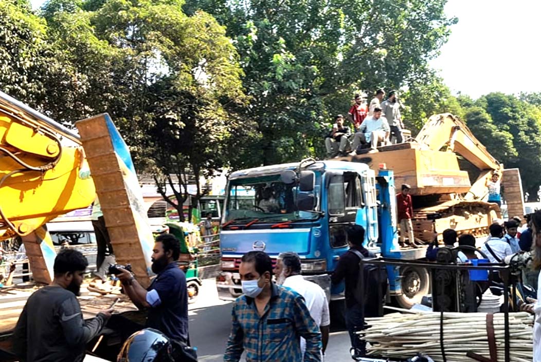 Dhaka College students march with excavators towards Dhanmondi-32 Onnetion
