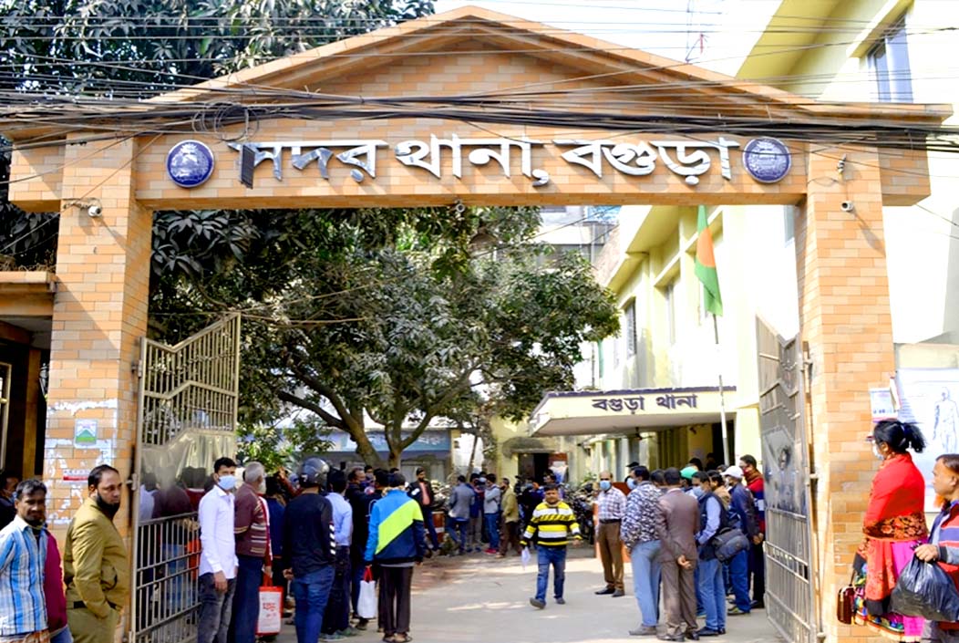 বগুড়ায় স্ত্রীকে ছুরিকাঘাতের পর থানায় স্বামীর আত্মসমর্পণ Husband surrenders to police station after stabbing wife in Bogra Onnetion