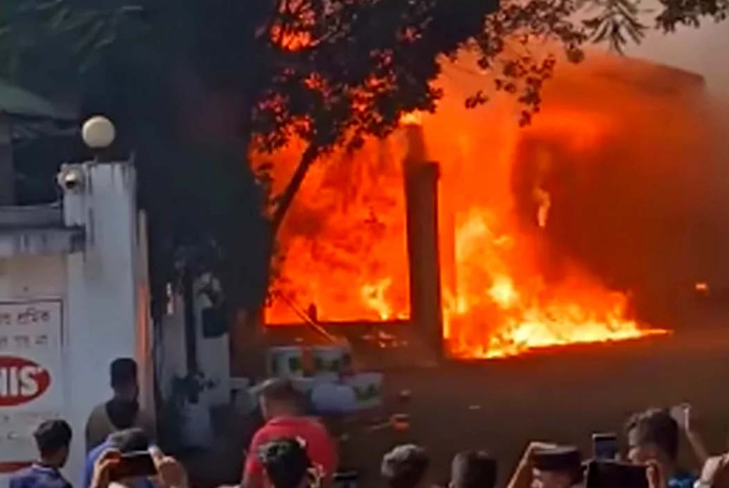 গাজীপুরে কয়েল কারখানায় ভয়াবহ আগুন, নিয়ন্ত্রণে ৭ ইউনিট Massive fire at coil factory in Gazipur, 7 units under control Onnetion