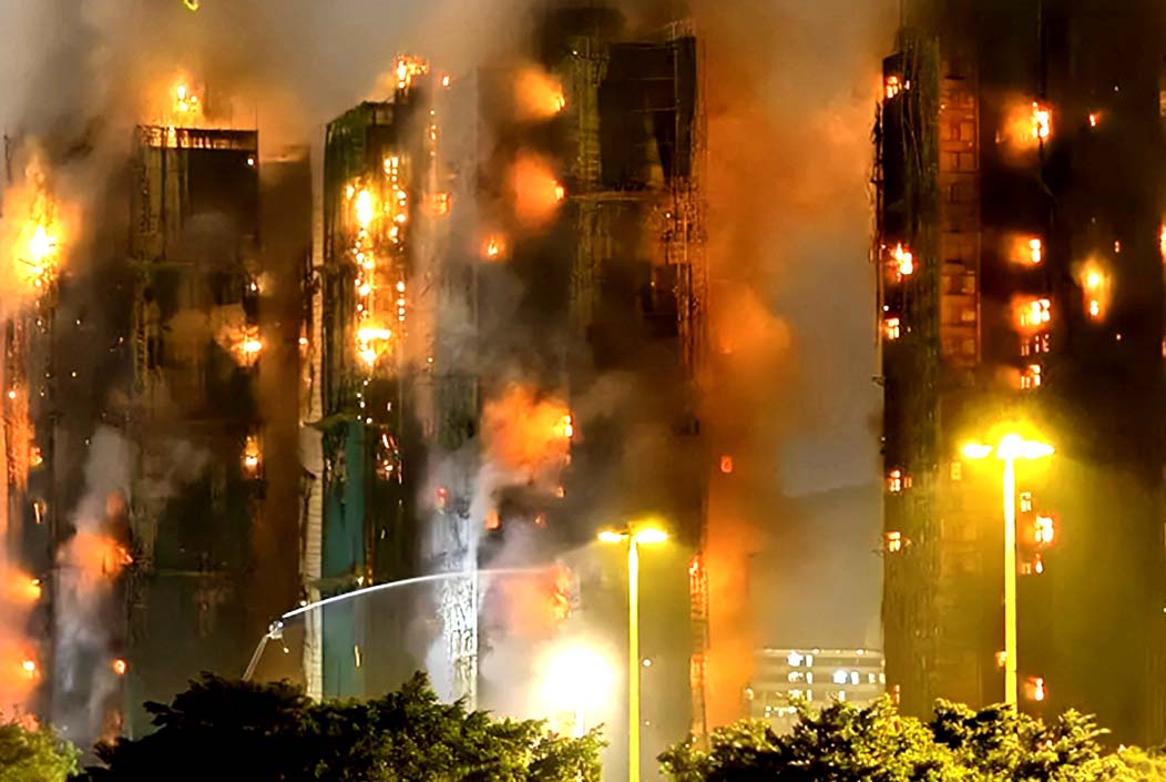 হংকংয়ে আবাসিক ভবনে ভয়াবহ আগুন, মৃতের সংখ্যা বেড়ে ১৩ Massive fire breaks out at Hong Kong apartment building, death toll rises to 13 Onnetion