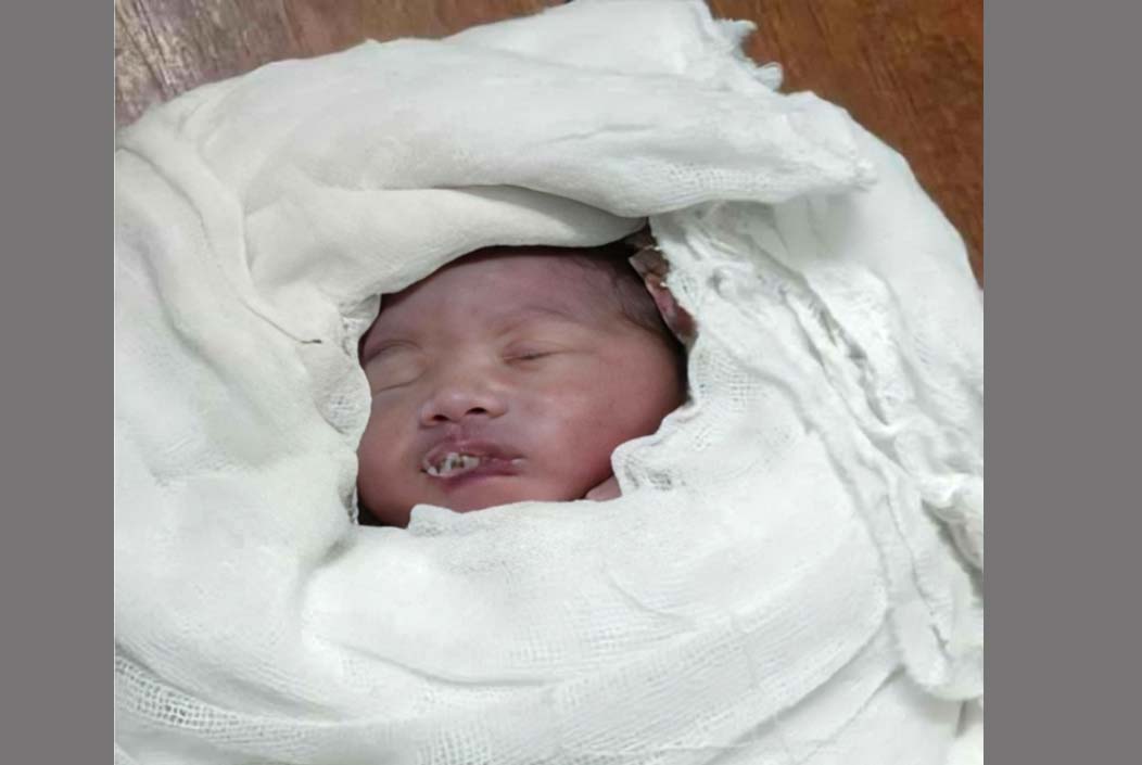 বগুড়ায় মহাসড়কের পাশ থেকে কাপড়ে মোড়ানো নবজাতক উদ্ধার Newborn baby wrapped in cloth recovered from the side of the highway in Bogra Onnetion