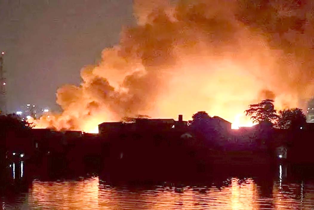 রাজধানীর কড়াইল বস্তিতে ভয়াবহ আগুন, নিয়ন্ত্রণে ফায়ার সার্ভিসের ১১ ইউনিট Terrible fire in the capital's Karail slum, 11 fire service units under control Onnetion