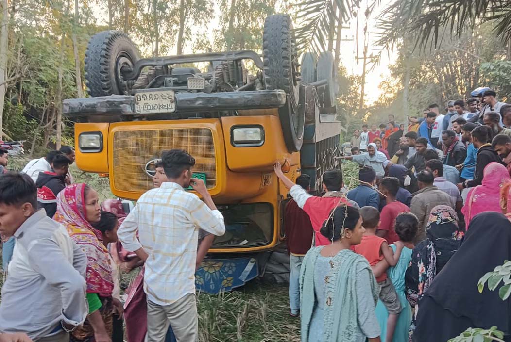 নওগাঁয় সড়ক দুর্ঘটনায় নিহত ১, আহত ৩ 1 killed, 3 injured in Naogaon road accident Onnetion