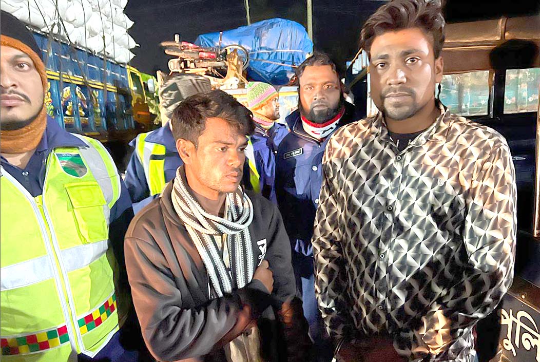 ৯৯৯-এ কল, সিরাজগঞ্জে বাসে ডাকাতির চেষ্টার সময় ট্রাকসহ আটক ২ Call 999, 2 arrested with truck during attempted bus robbery in Sirajganj Onnetion