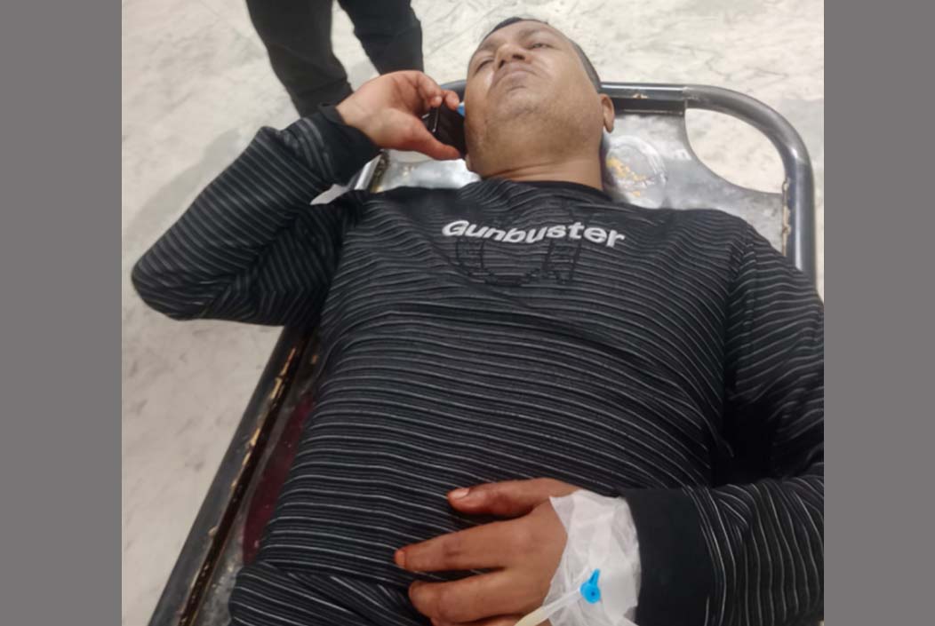 বগুড়ায় পুলিশ কর্মকর্তাকে ছুরিকাঘাত, পলাতক মাদক ব্যবসায়ী Police officer stabbed in Bogra, drug dealer on the run Onnetion