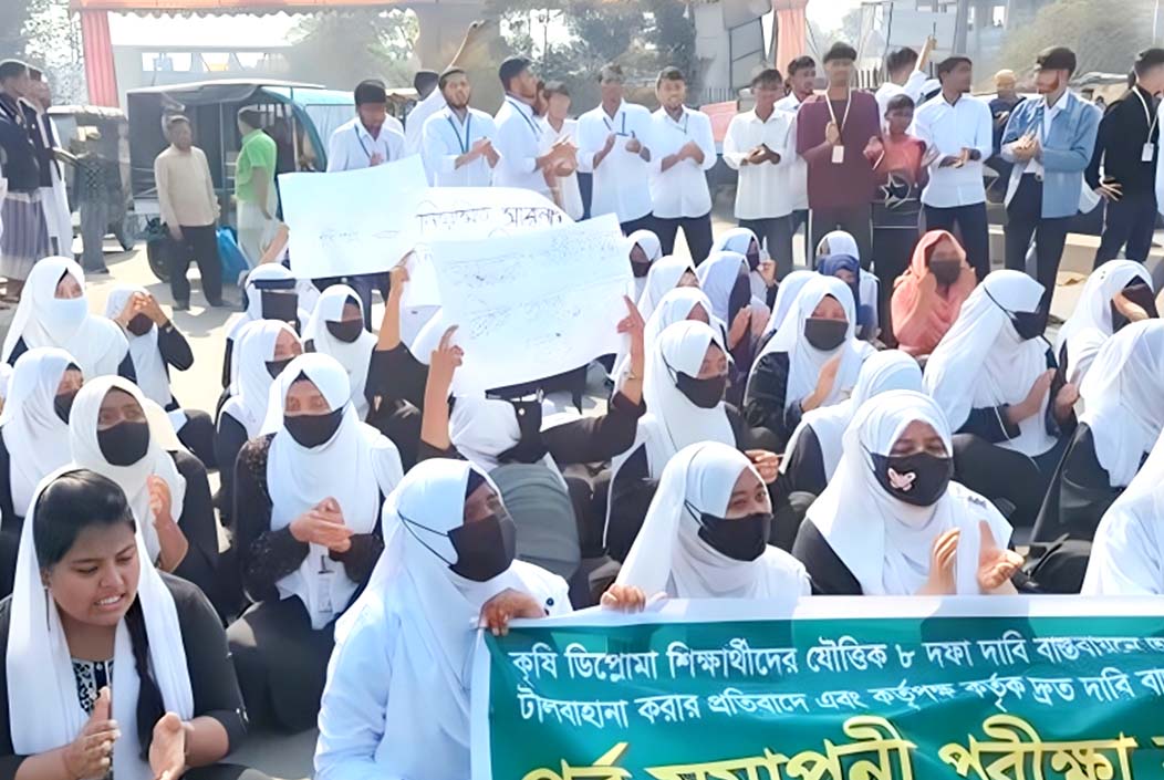 উচ্চশিক্ষাসহ ৮ দফা দাবিতে ঢাকা–ময়মনসিংহ মহাসড়ক অবরোধ শিক্ষার্থীদের Students block Dhaka-Mymensingh highway with 8-point demands including higher education Onnetion