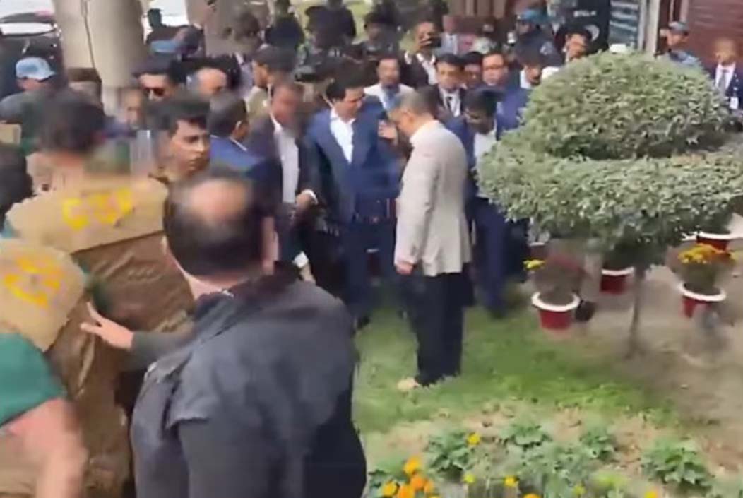 খালি পায়ে দেশের মাটি স্পর্শ করলেন তারেক রহমান Tarique Rahman touched the soil of the country barefoot Onnetion