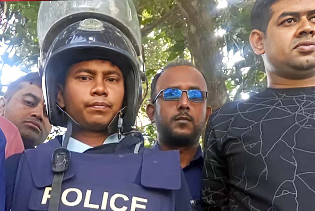 রংপুরে মুক্তিযোদ্ধা দম্পতি হত্যার ঘটনায় টাইলসকর্মী গ্রেপ্তার Tile worker arrested in Rangpur over murder of freedom fighter couple Onnetion