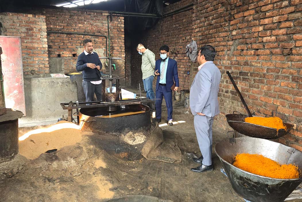 নোংরা পায়ে চানাচুর তৈরি, বগুড়ায় ২ কারখানার জরিমানা 2 factories in Bogra fined for making Chanachur with dirty feet Onnetion