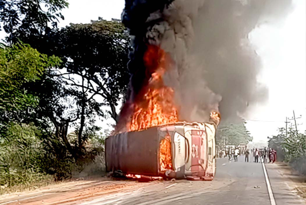 4 people burnt to death in three-way clash in Comilla Onnetion