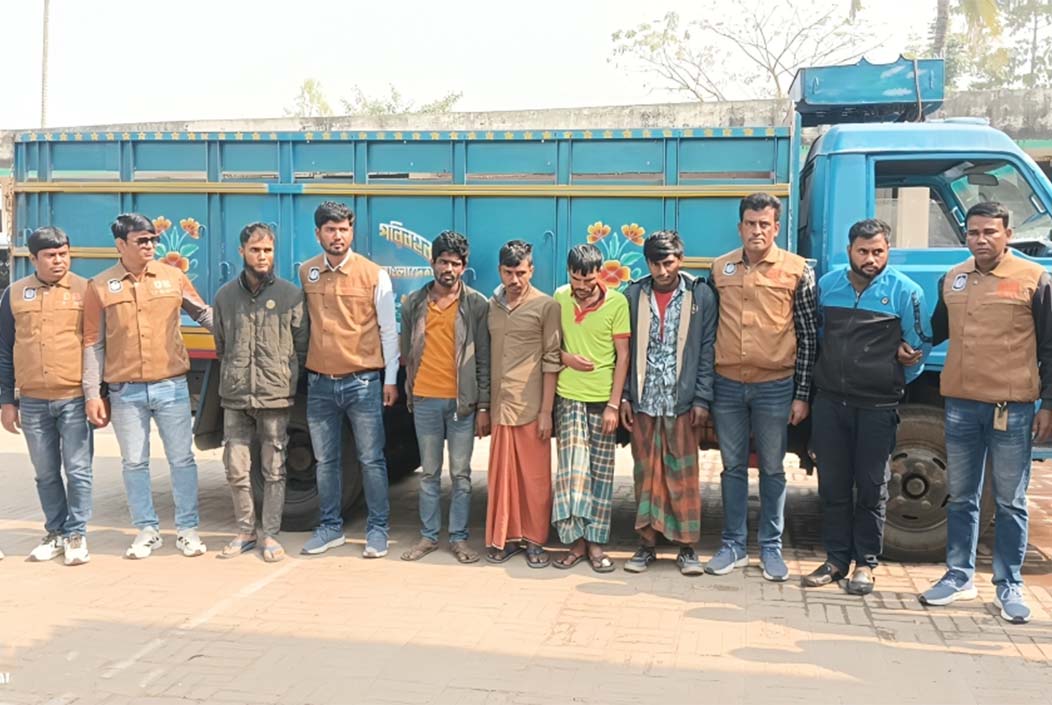 নওগাঁয় আন্তঃজেলা ডাকাত চক্রের ৬ সদস্য গ্রেপ্তার, অপহৃত ট্রাক ও চালক উদ্ধার 6 members of inter-district robbery gang arrested in Naogaon, hijacked truck and driver recovered Onnetion