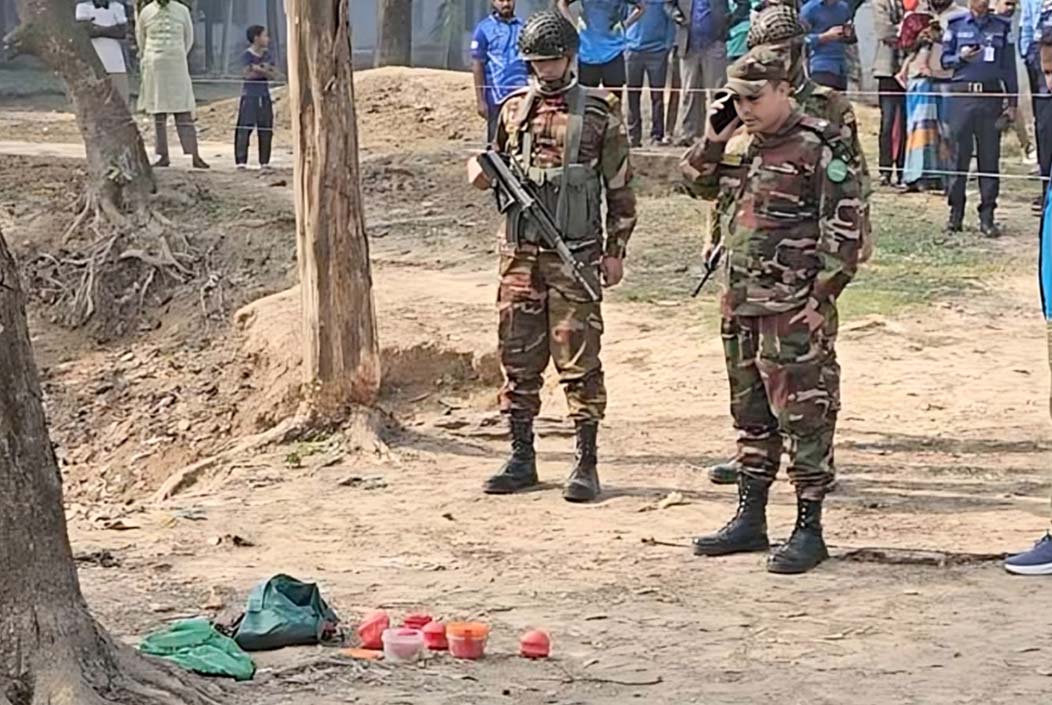 A bag filled with explosives resembling a cocktail was caught in a fishing net while fishing in a pond. Onnetion