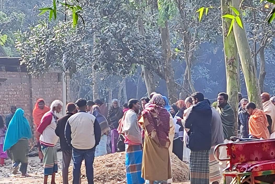 বগুড়ায় শয়নঘর থেকে গৃহবধূর ঝুলন্ত লাশ উদ্ধার, স্বামী পলাতক Housewife's hanging body recovered from bedroom in Bogra, husband absconding Onnetion