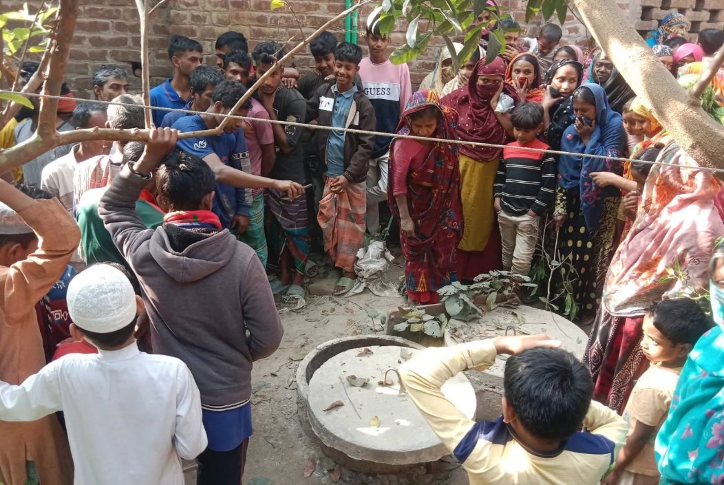 নওগাঁয় সেপটিক ট্যাংক থেকে নারীর মরদেহ উদ্ধারের পর ঘটনাস্থলে জটলা। ছবি: সংগৃহীত নওগাঁয় সেপটিক ট্যাংক থেকে নারীর মরদেহ উদ্ধারের পর ঘটনাস্থলে জটলা। ছবি: সংগৃহীত