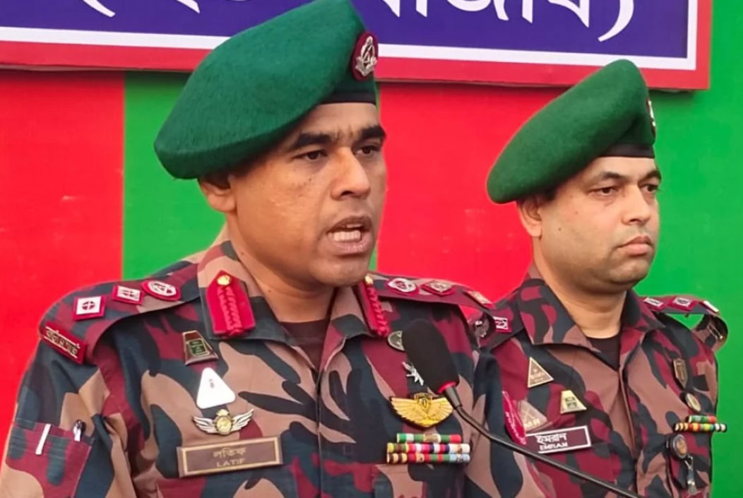 জয়পুরহাট ব্যাটালিয়ন (২০ বিজিবি)-এর অধিনায়ক লে. কর্নেল লতিফুল বারী প্রেস ব্রিফিং করছেন। ছবি: সংগৃহিত জয়পুরহাট ব্যাটালিয়ন (২০ বিজিবি)-এর অধিনায়ক লে. কর্নেল লতিফুল বারী প্রেস ব্রিফিং করছেন। ছবি: সংগৃহিত