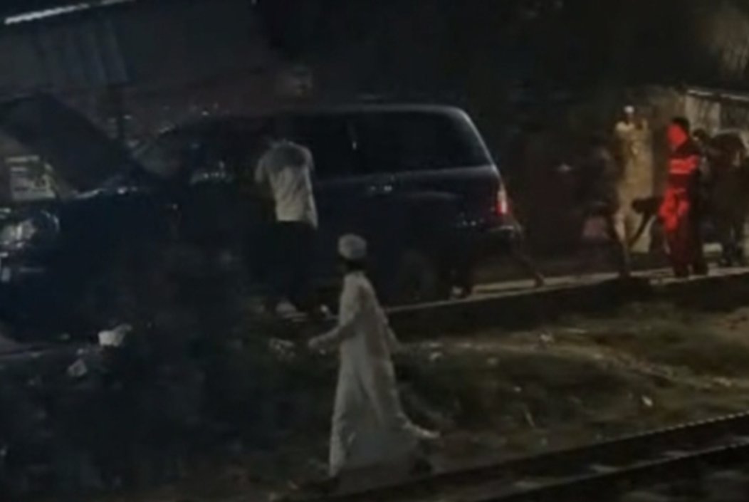 হামলার শিকার হওয়ার পর আহত নেতাকর্মীদের চিকিৎসার জন্য নেওয়া হচ্ছে। ছবি: সংগৃহিত হামলার শিকার হওয়ার পর আহত নেতাকর্মীদের চিকিৎসার জন্য নেওয়া হচ্ছে। ছবি: সংগৃহিত