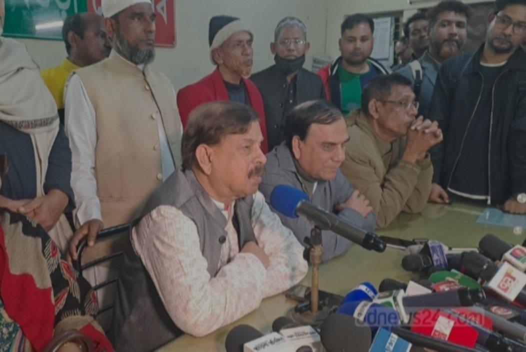 বগুড়া প্রেস ক্লাবে সংবাদ সম্মেলনে অভিযোগ করছেন নাগরিক ঐক্যের আহ্বায়ক মাহমুদুর রহমান মান্না। ছবি: সংগৃহিত।