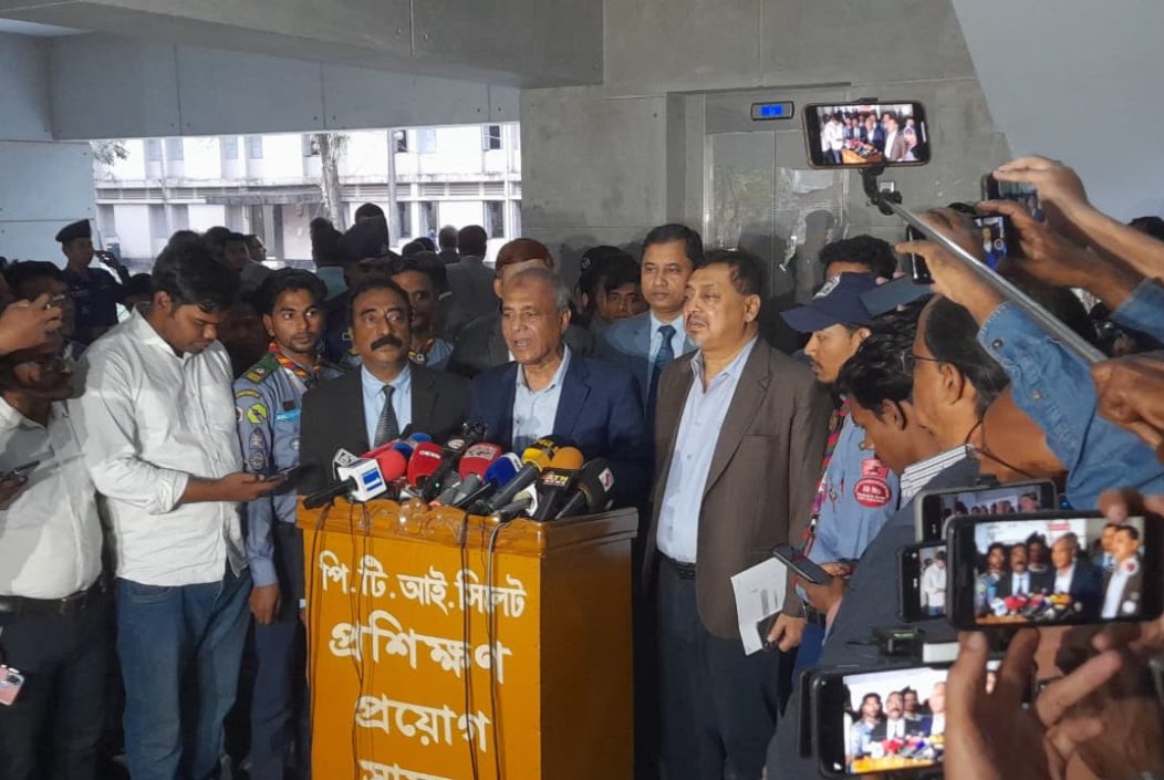 সিলেটে আইনশৃঙ্খলা বিষয়ক সভা শেষে সাংবাদিকদের প্রশ্নের জবাব দিচ্ছেন স্বরাষ্ট্র উপদেষ্টা লেফটেন্যান্ট জেনারেল (অব.) মো. জাহাঙ্গীর আলম চৌধুরী। ছবি : সংগৃহীত।