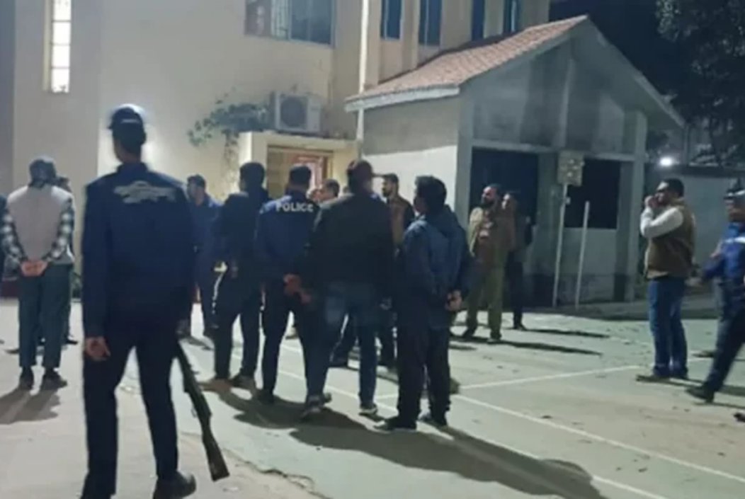 বিচারকের বাসভবনের সামনে নিরাপত্তা জোরদার করেছে পুলিশ ও সেনাবাহিনী। ছবি: সংগৃহীত বিচারকের বাসভবনের সামনে নিরাপত্তা জোরদার করেছে পুলিশ ও সেনাবাহিনী। ছবি: সংগৃহীত