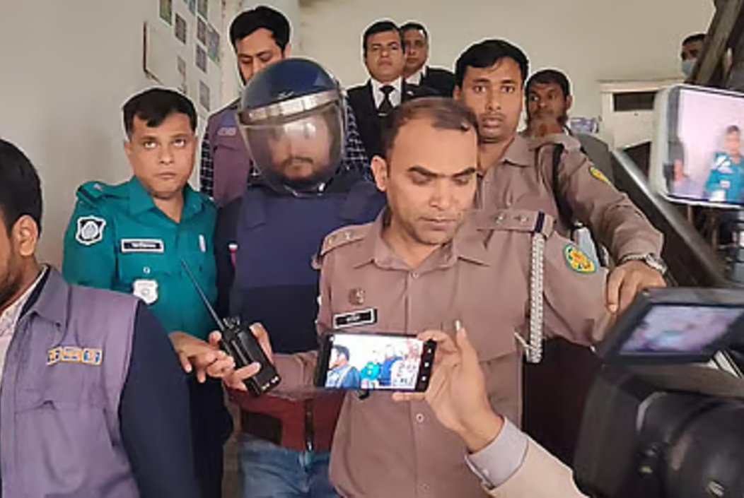 শরিফ ওসমান হত্যা মামলার আসামি রুবেল আহমেদকে আদালতে নিয়ে যাচ্ছে পুলিশ। ছবি : সংগৃহিত