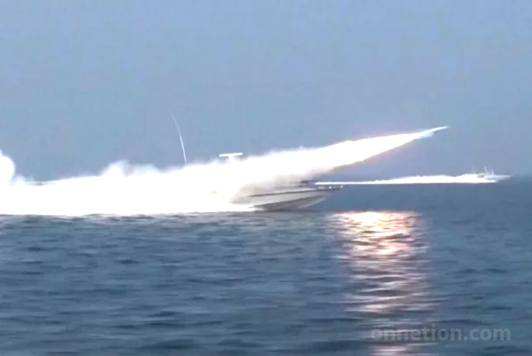 সমুদ্রের গভীরে ইরানের মিসাইল সুড়ঙ্গ পরিদর্শন করছেন নৌ কমান্ডার আলীরেজা তাঙসিরি। ছবি: সংগৃহিত