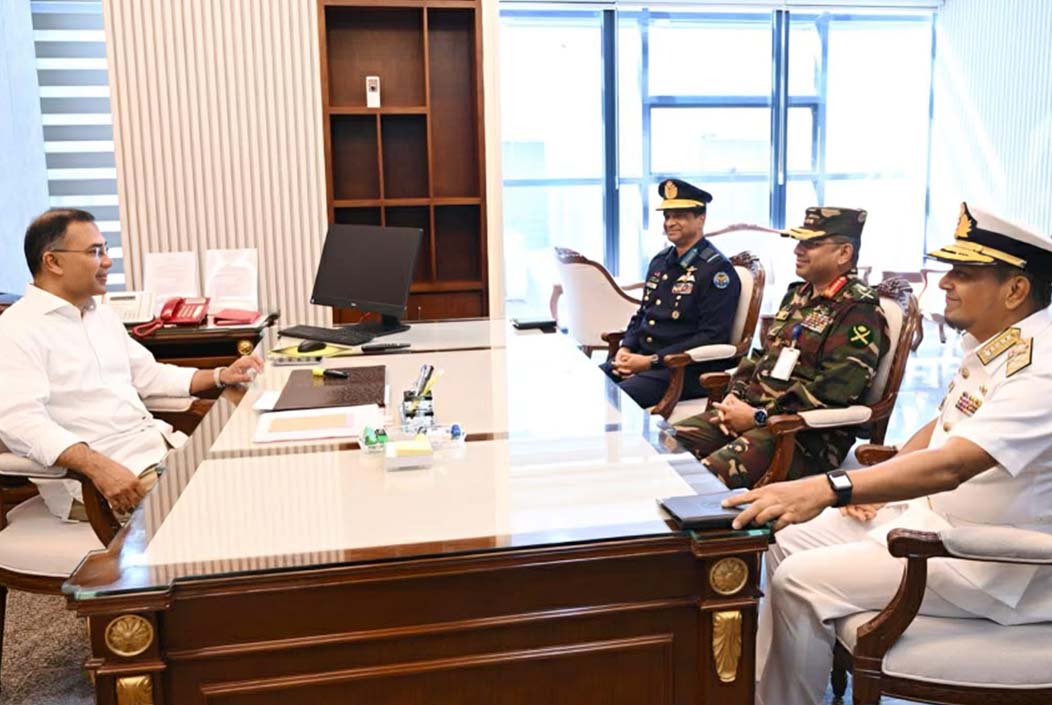 Courtesy call by three service chiefs on Prime Minister Onnetion
