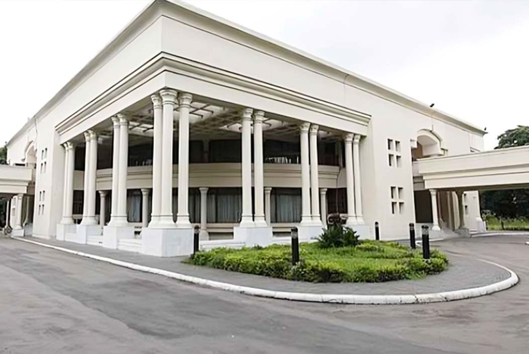 Former advisors ordered to vacate government residences this month Onnetion