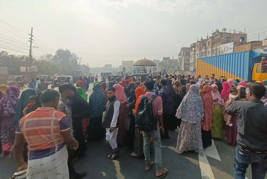 Housewife dies in bus-easybike collision in Bogra, highway blocked with body Onnetion