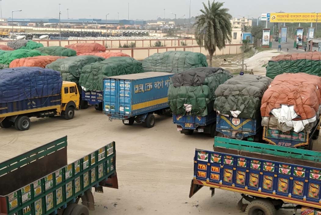 দুই দিন পর বেনাপোল স্থলবন্দরে আমদানি-রফতানি চালু Import-export operations resume at Benapole land port after two days Onnetion
