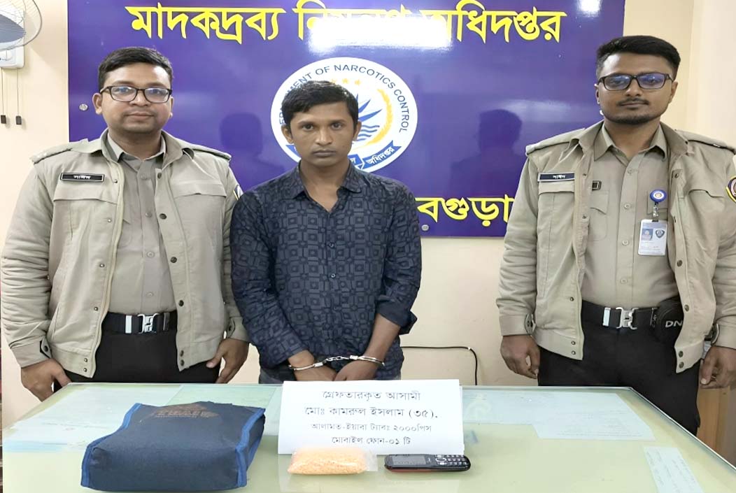 Passenger arrested with 2,000 pieces of Yaba in Bogra Onnetion