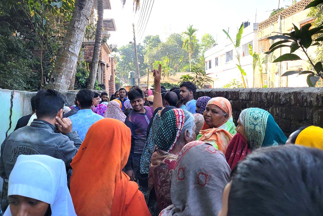 Young man dies after falling from tree while stealing oil in Sherpur, Bogra Onnetetion