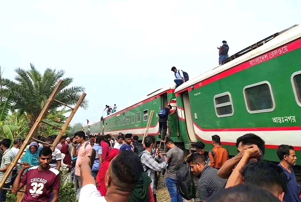 9 train coaches derail in Bogra, rail communication between Dhaka and North Bengal suspended Onnetiojn