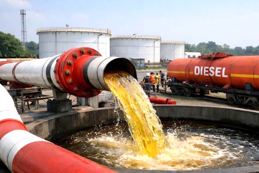 পাইপলাইনে ভারত থেকে এলো আরও ৭ হাজার মেট্রিক টন ডিজেল Another 7,000 metric tons of diesel arrived from India via pipeline Onnetion