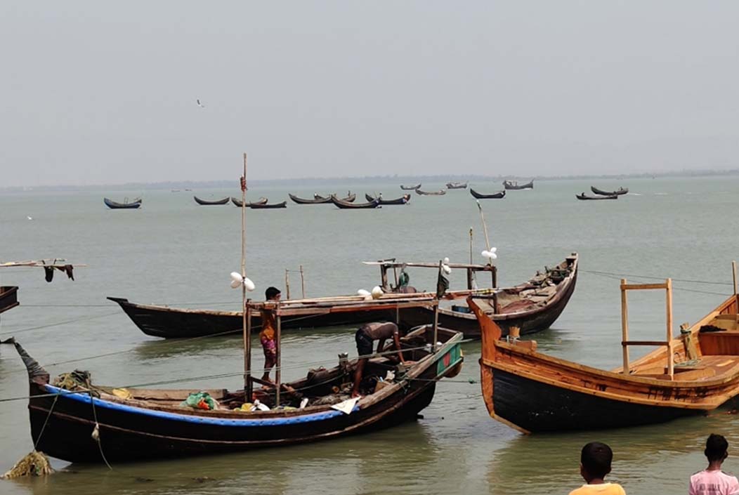 নাফ নদী থেকে ১৩ বাংলাদেশি জেলেকে ধরে নিয়ে গেছে আরাকান আর্মি Arakan Army captures 13 Bangladeshi fishermen from Naf River Onnetion
