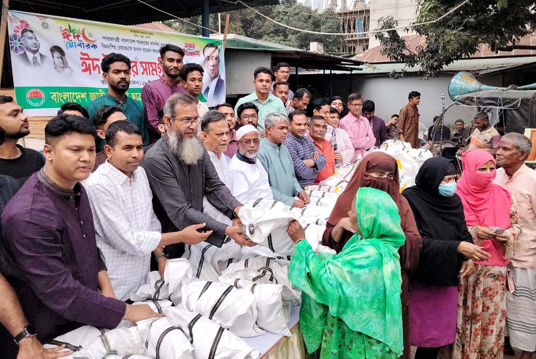 Chhatra Dal distributes Eid gifts in Bogra on behalf of Tarique Rahman Onnetion