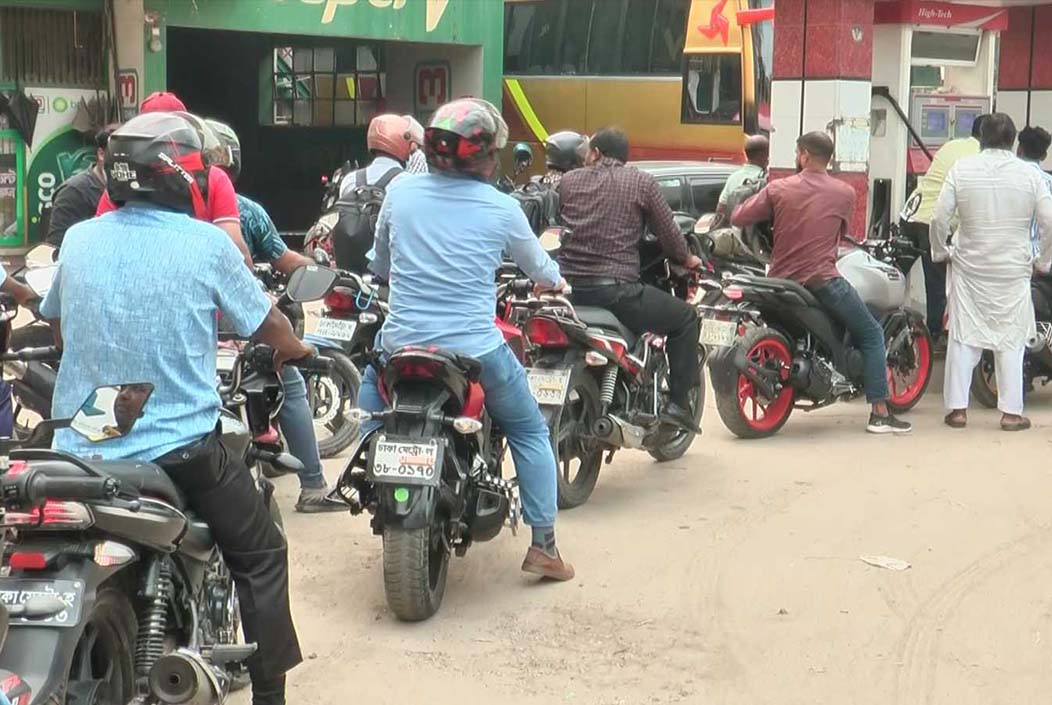 ফেনীতে কাগজপত্র ও লাইসেন্স ছাড়া যানবাহনে তেল না দেওয়ার নির্দেশ Feni orders not to fuel vehicles without documents and licenses Onnetion