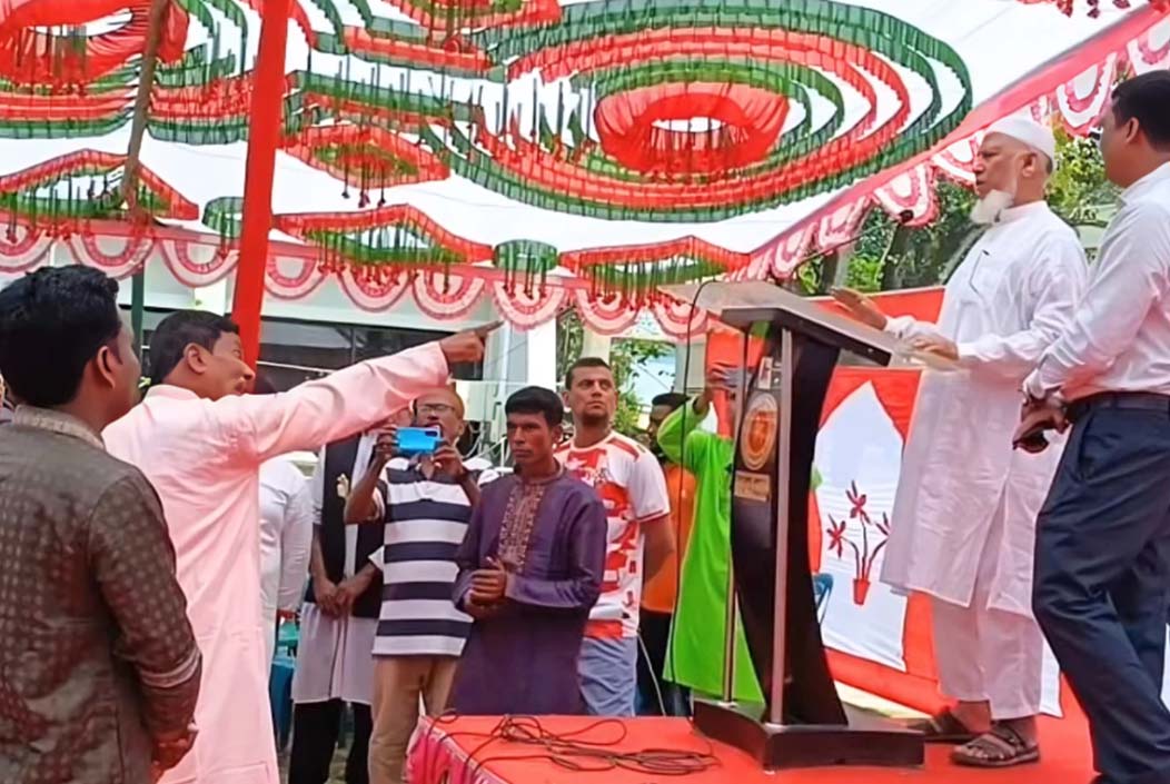 হট্টগোলে চাঁপাইনবাবগঞ্জে মুক্তিযোদ্ধাদের সংবর্ধনা অনুষ্ঠান পণ্ড Freedom fighters' reception ceremony in Chapainawabganj is abuzz with excitement Onnetion