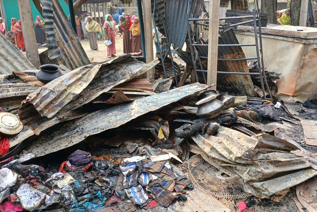 Homes gutted in massive fire in Dhunte, Bogra Onnetion