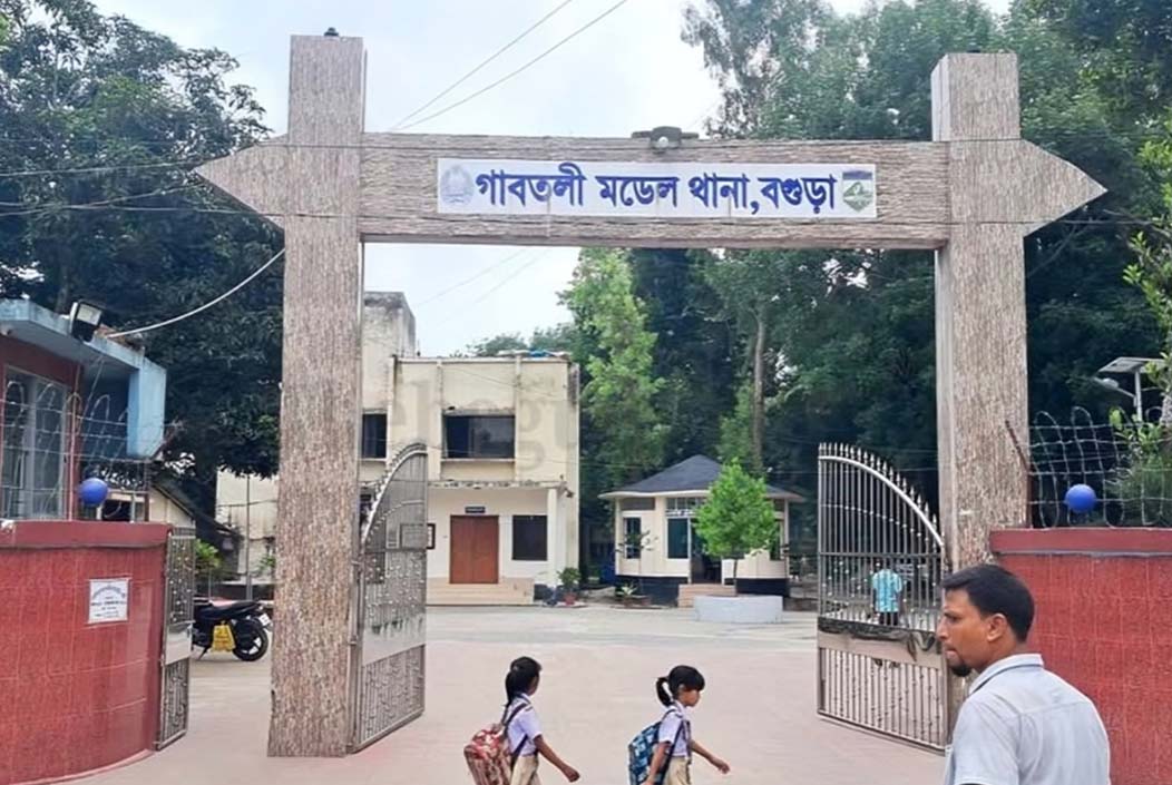 বগুড়ায় নসিমনের ধাক্কায় মা নিহত, মেয়ে আহত Mother killed, daughter injured after being hit by a car in Bogra Onnetion